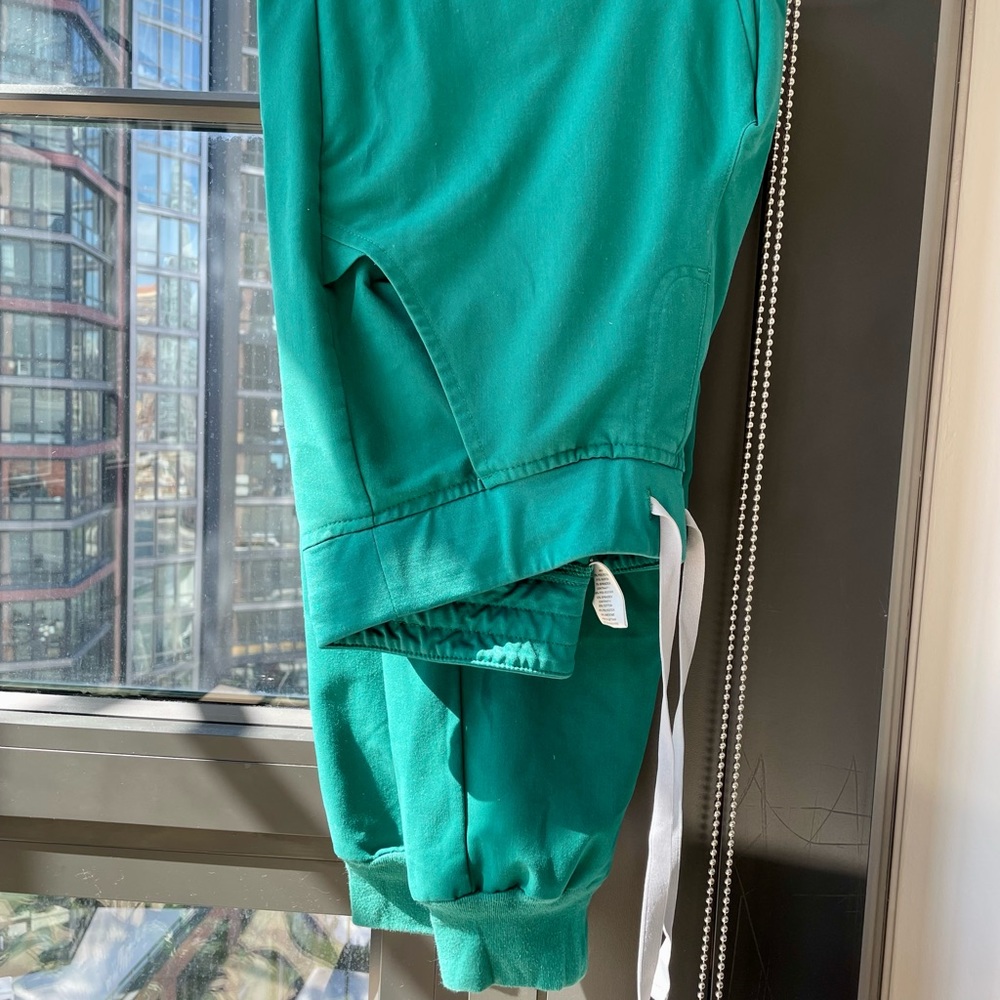 FIGS Zamora joggers in Hunter Green